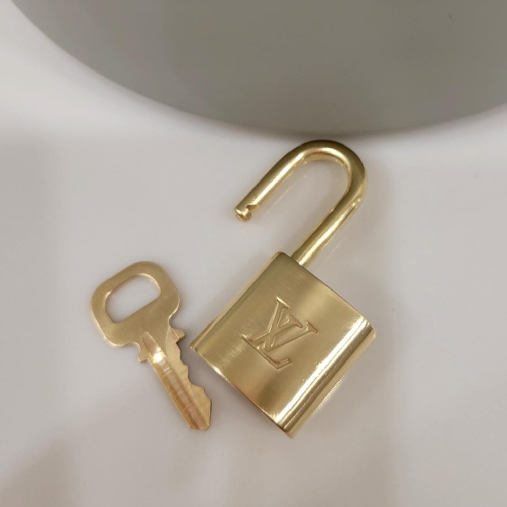 💯 Authentic Padlock and Key Louis Vuitton Gold Brass